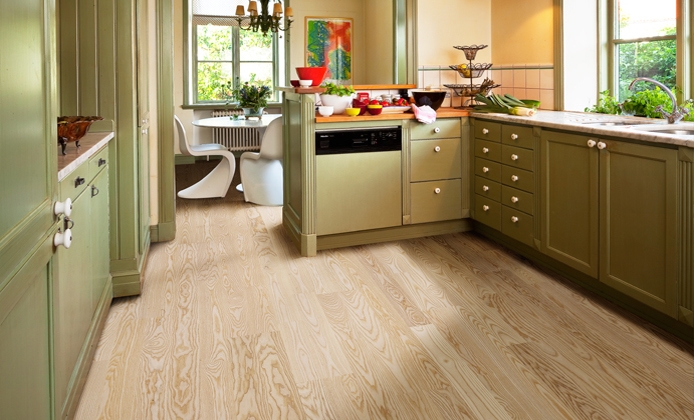 Паркетная доска Kahrs Песочная Ясень Фалстербо Falsterbo 152N55AK0VKW240 Calm 2423×200×15 фото в интерьере